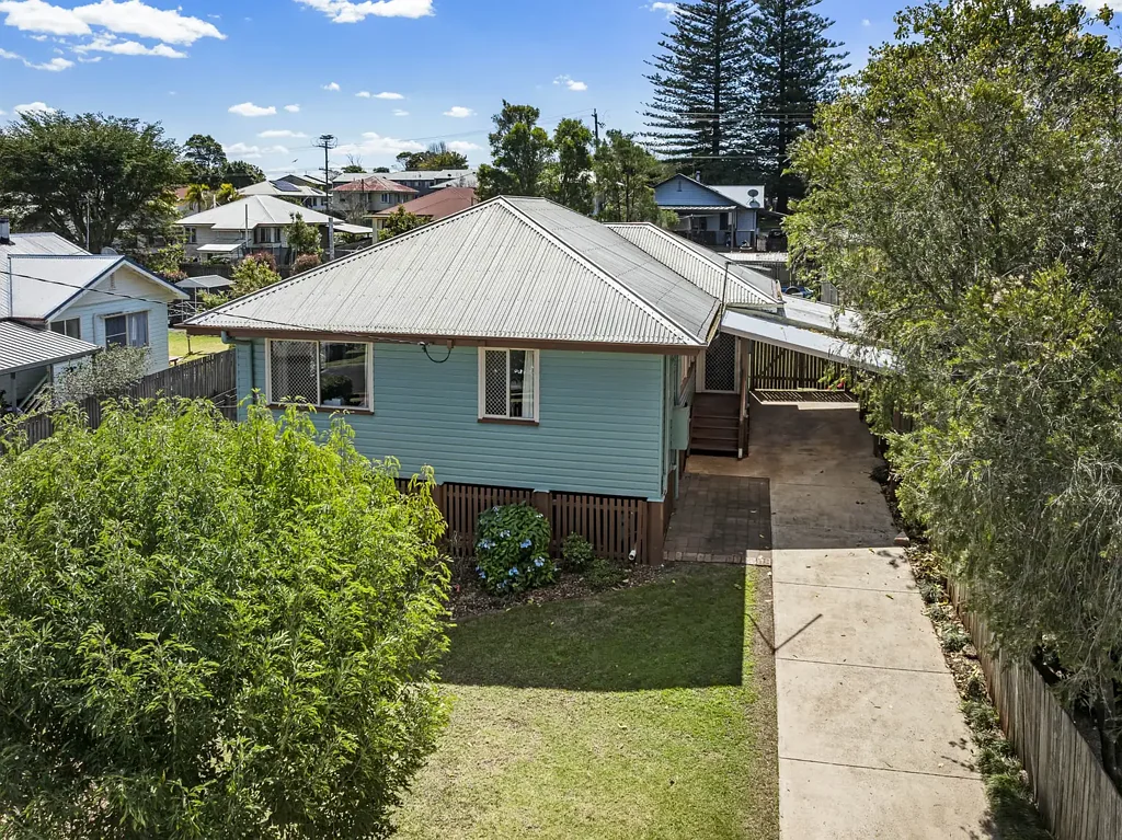 Harlaxton 3 Bedroom Cottage Charm with Modern Comfort