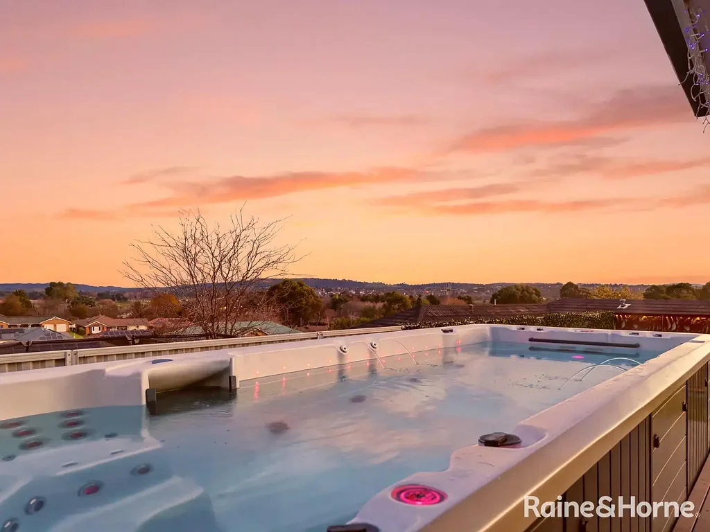 Kelso 4બેડરૂમ ELEVATED MODERN LIVING WITH SWEEPING VIEWS TO MOUNT PANORAMA