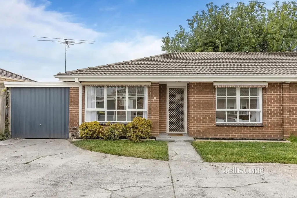 Low Maintenace Living In Great Location