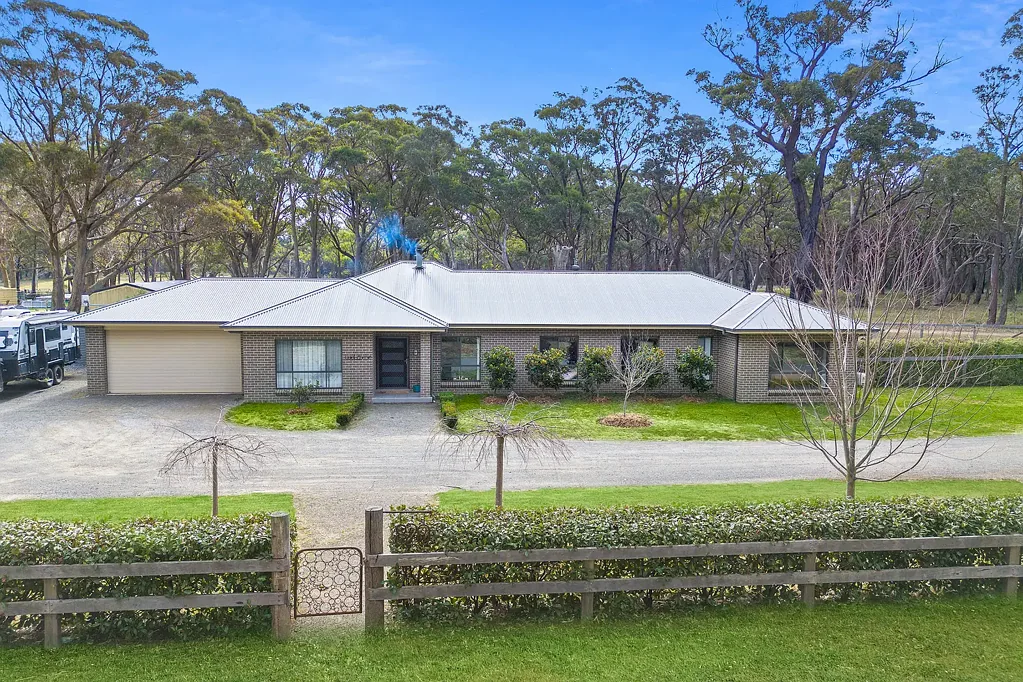 Wingello 5 Bedroom Spacious Modern Homestead on 4000sqm - Perfect for Families, Entertainers & Tree-Changers