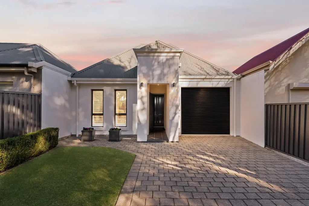 Hillcrest 3房  Dreamy Indoor-Outdoor Living in Hillcrest, Situated Across From Reserve!