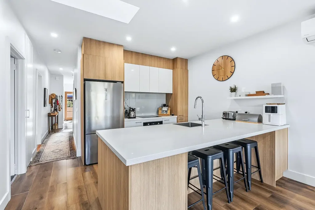 Newport 3 Slaapkamer Stunning Renovation, Sought-After Location