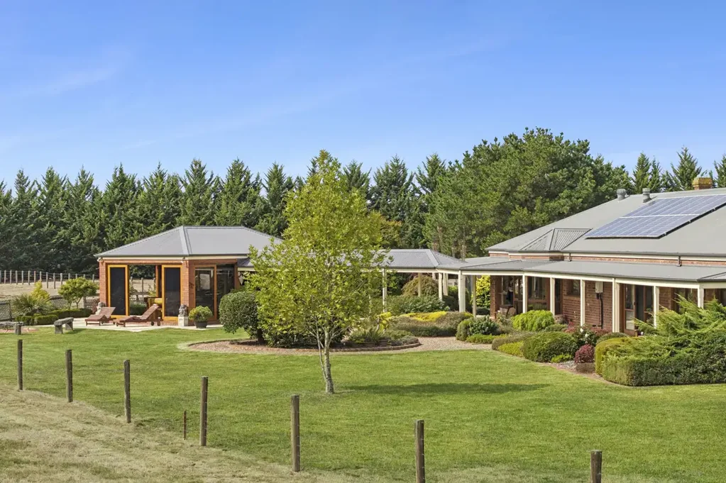 Gisborne 4Habitaciones Grand Homestead Living on 6.2 Acres – Character, Privacy and Proximity