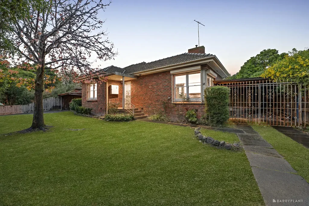 Bulleen 2房 729sqm宽27.8m地块 理想16km位置 东部高速便捷 连接Bulleen Plaza Macedon Square Westfield Doncaster 高端生活便利 多单元开发潜力 稀缺投资机会 Endless Potential on 729sqm in a Prime Lifestyle Location