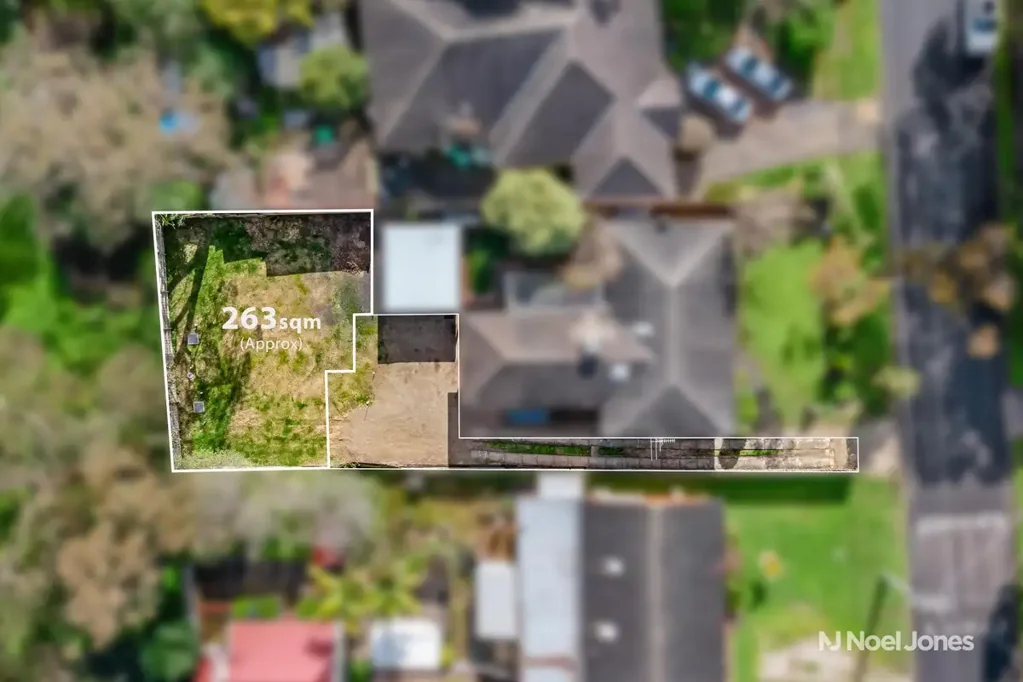 Bayswater North 步行便利生活 公交车站近邻 双车库直接入户 现代双层设计 主卧独立套房 公私校步行圈 东兰德商圈近 Vacant Land With Endorsed Plans And Permit