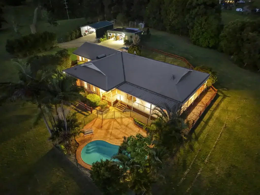 Newee Creek 5غرفة نوم Sizeable Family Home On Acreage Located Close To The Beach...
