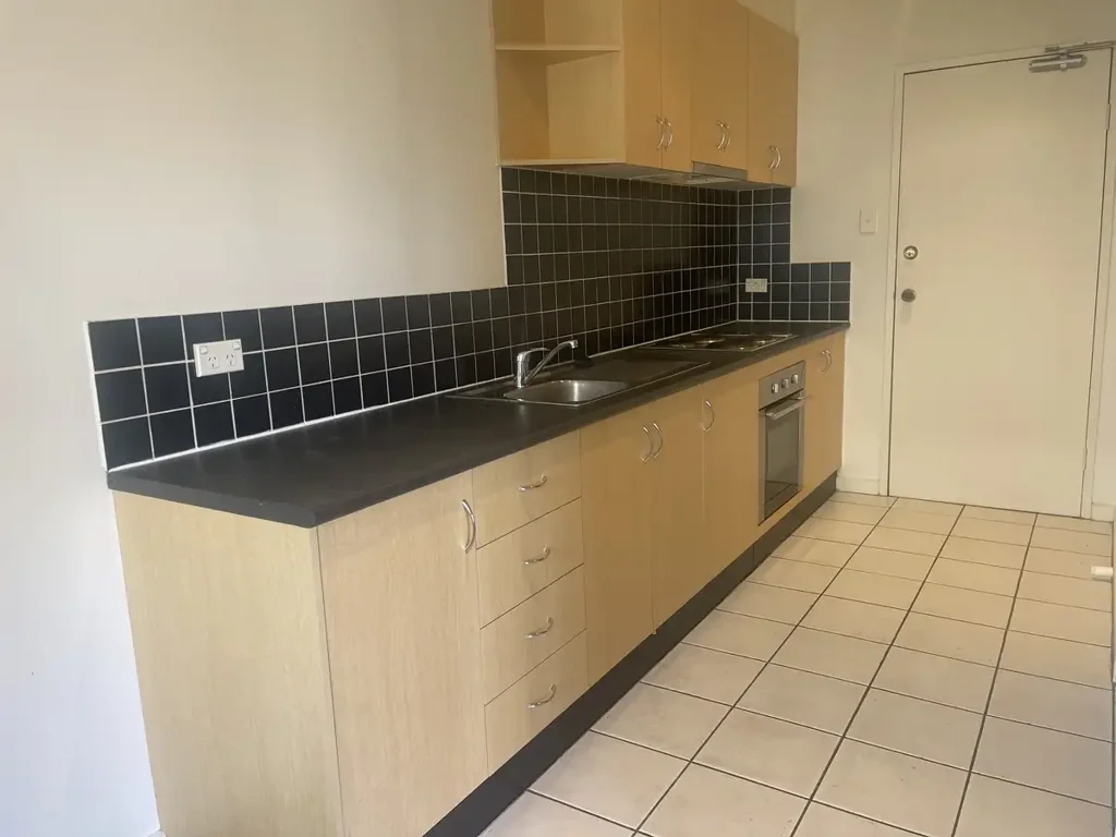 LIGHT FILLED ONE BEDROOM APARTMENT!