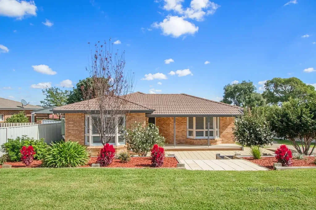 8 Barber Street, Yass, NSW 2582