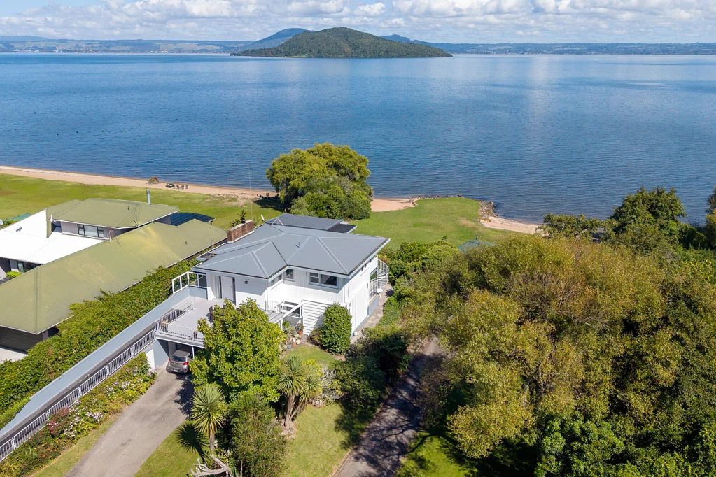 Tikitere 4 Slaapkamer Park-like setting with Lake Reserve Frontage