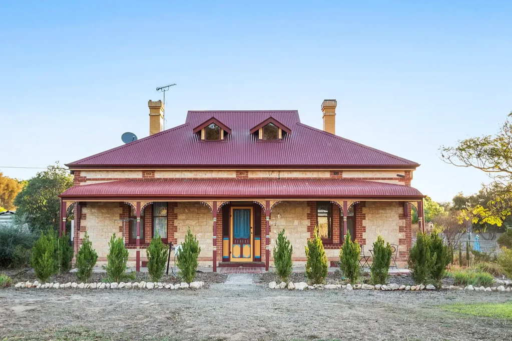 Milang 4 Slaapkamer Trade the rush for a calmer rhythm in Milang's coveted heart