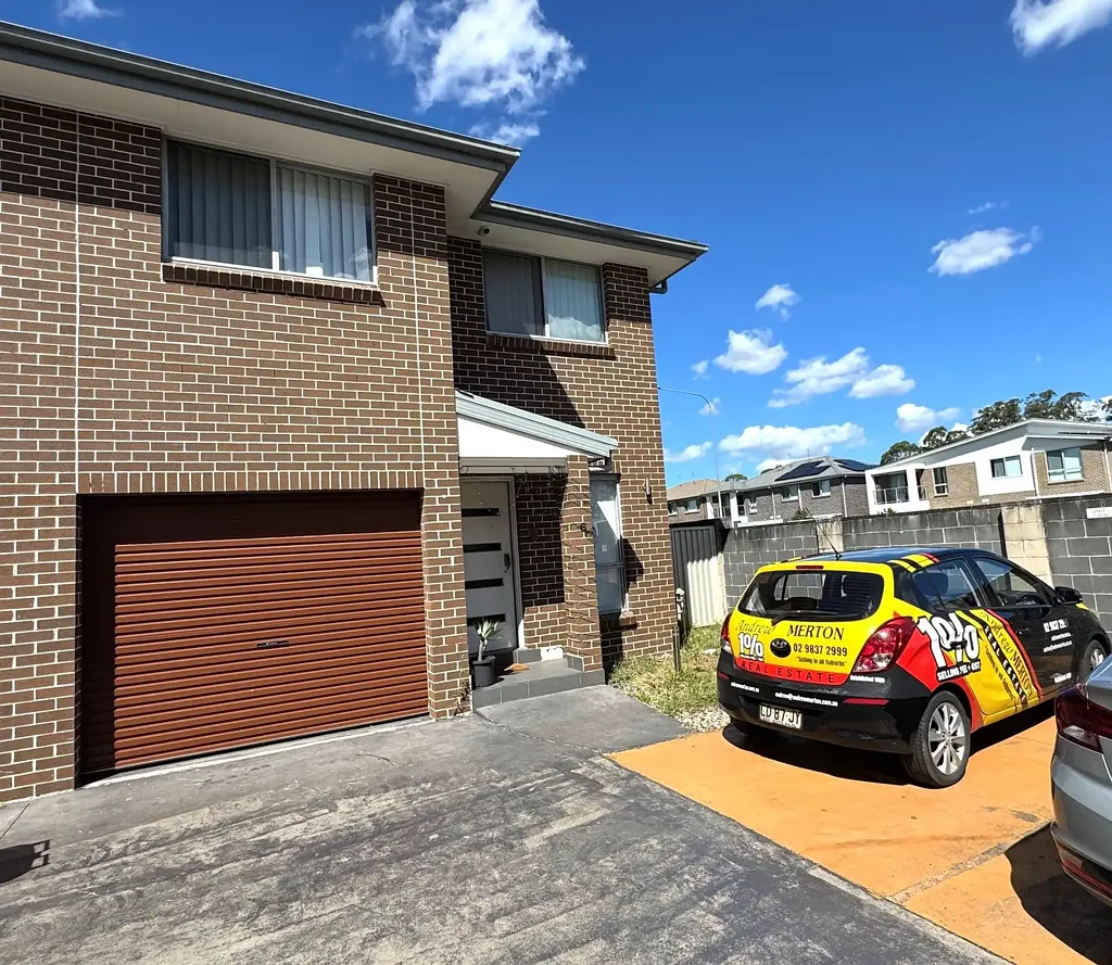 FIVE BEDROOM TOWNHOUSE - CALL ASAP