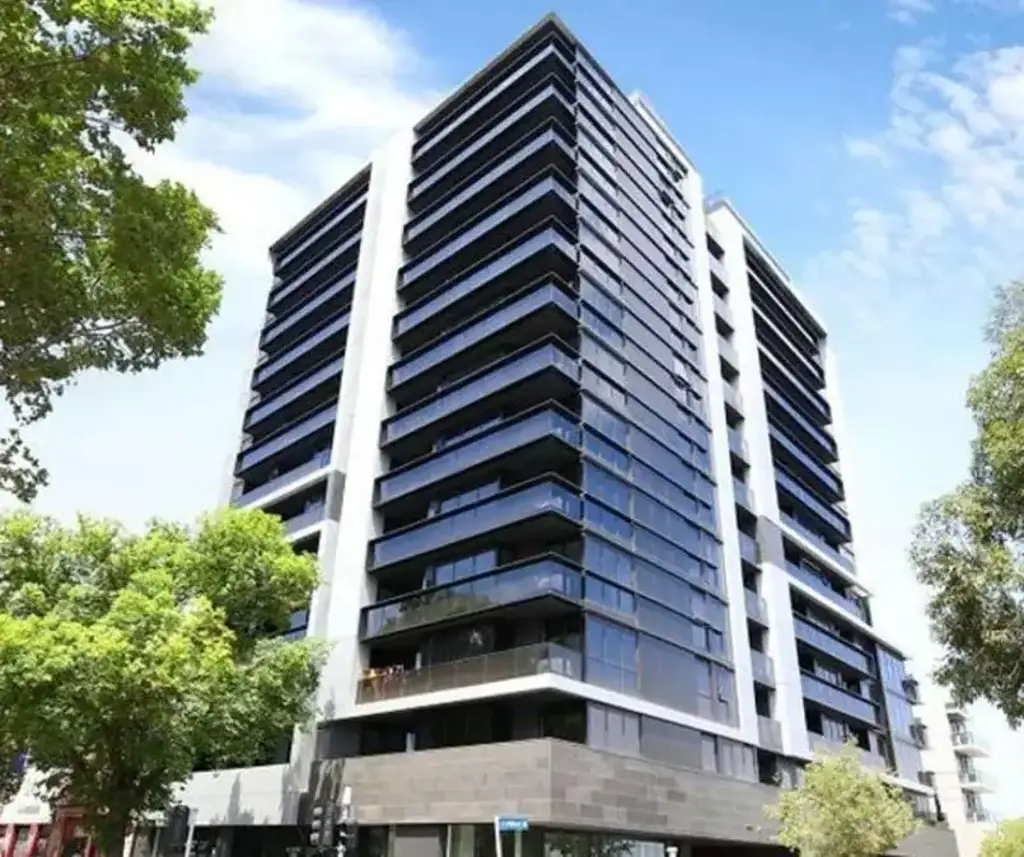 FURNISHED TWO-BEDROOM APARMENT WALKING DISTANCE TO MELB UNI