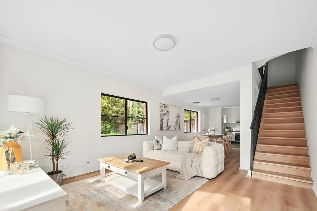 Summer Hill 3房 时尚翻新联排别墅，毗邻村庄的便利 Stylishly Renovated Townhouse, Village-Side Convenience