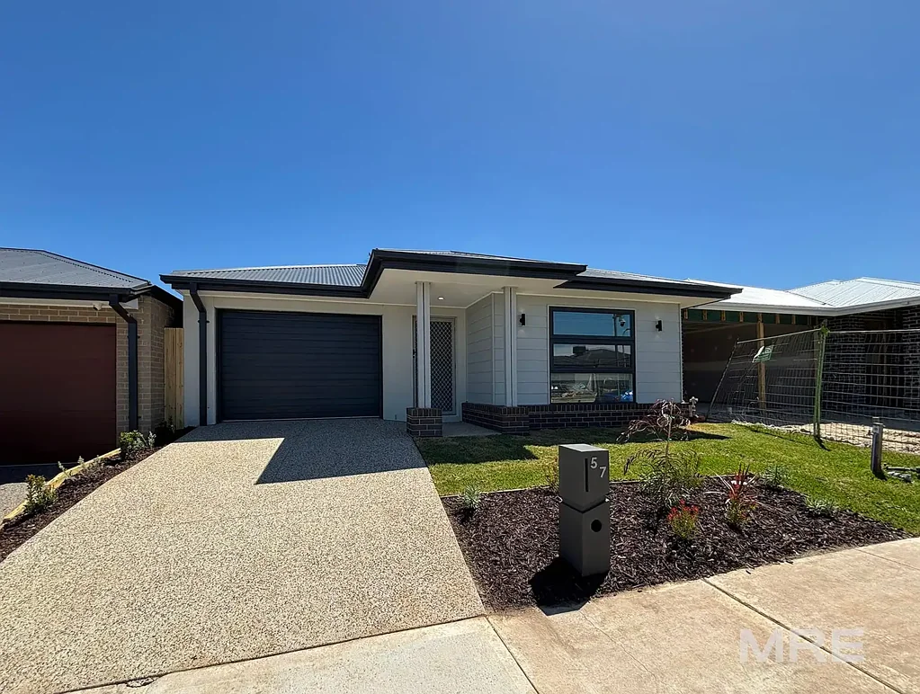 Contemporary family comfort in a prime tarneit location