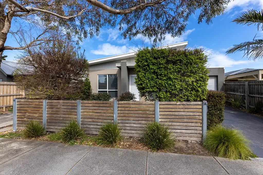 STYLISH & MODERN SINGLE LEVEL TOWNHOUSE