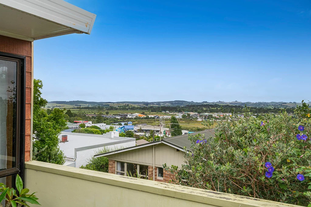 Helensville 4 Slaapkamer ABUNDANT POTENTIAL!