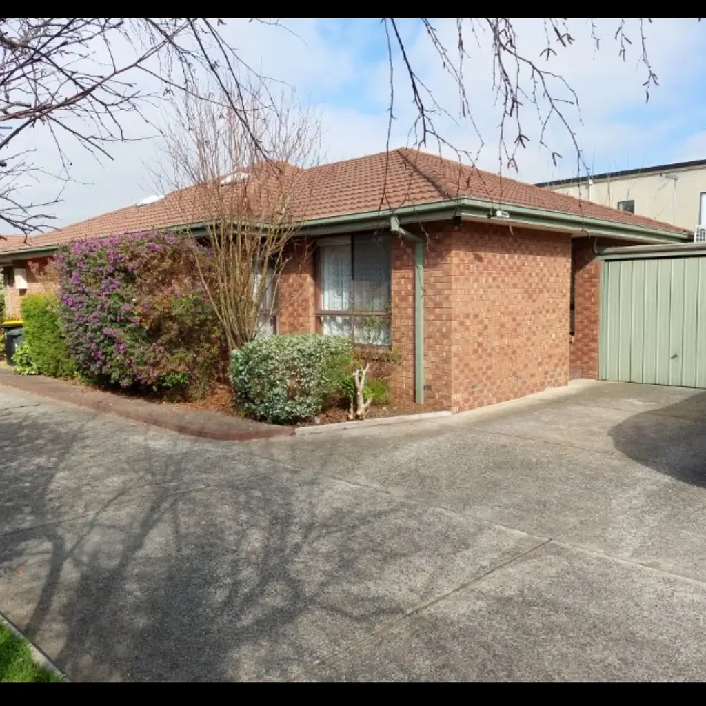 GREAT 2 BEDROOM HOME WITH LOW MAINTENANCE INNER CITY LIVING