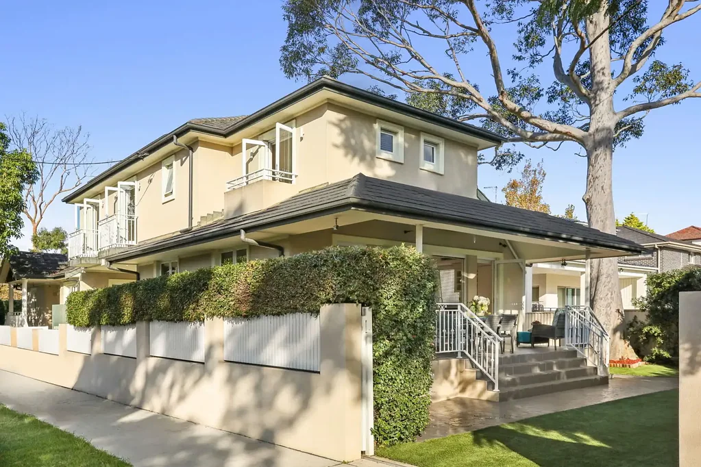 Strathfield 4Zimmer Generous family oasis on a Golden Mile corner parcel