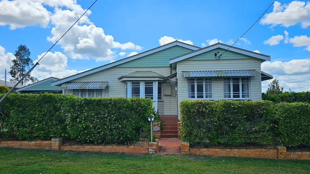 Gayndah 3कमरा Spacious Home with Sleepout & Endless Potential