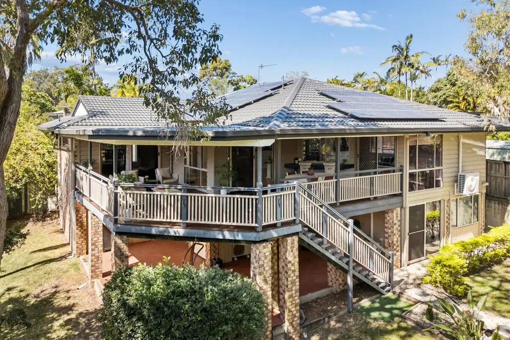 Helensvale 5Kwarto A Home with Character, Space & Lifestyle