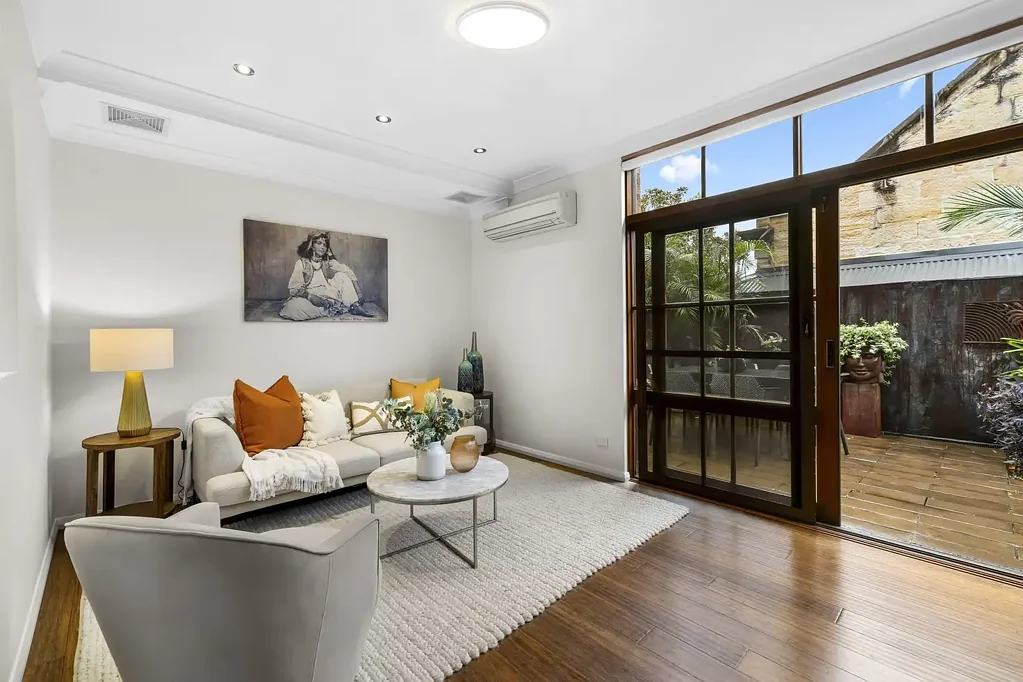 Balmain East 2房 精品四户联排 采光充足庭院 主卧带套 现代厨房 低维护后院 便利交通设施 Stylish townhouse with garage in premier location