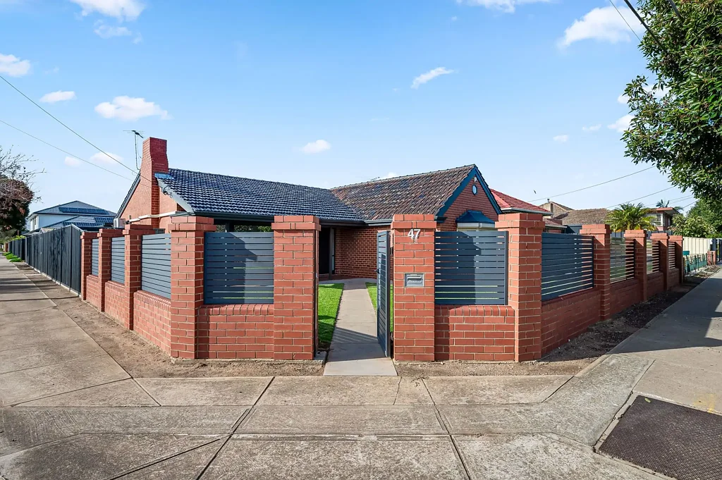 HUGE FAMILY HOME WITH 2 LIVING AREAS!