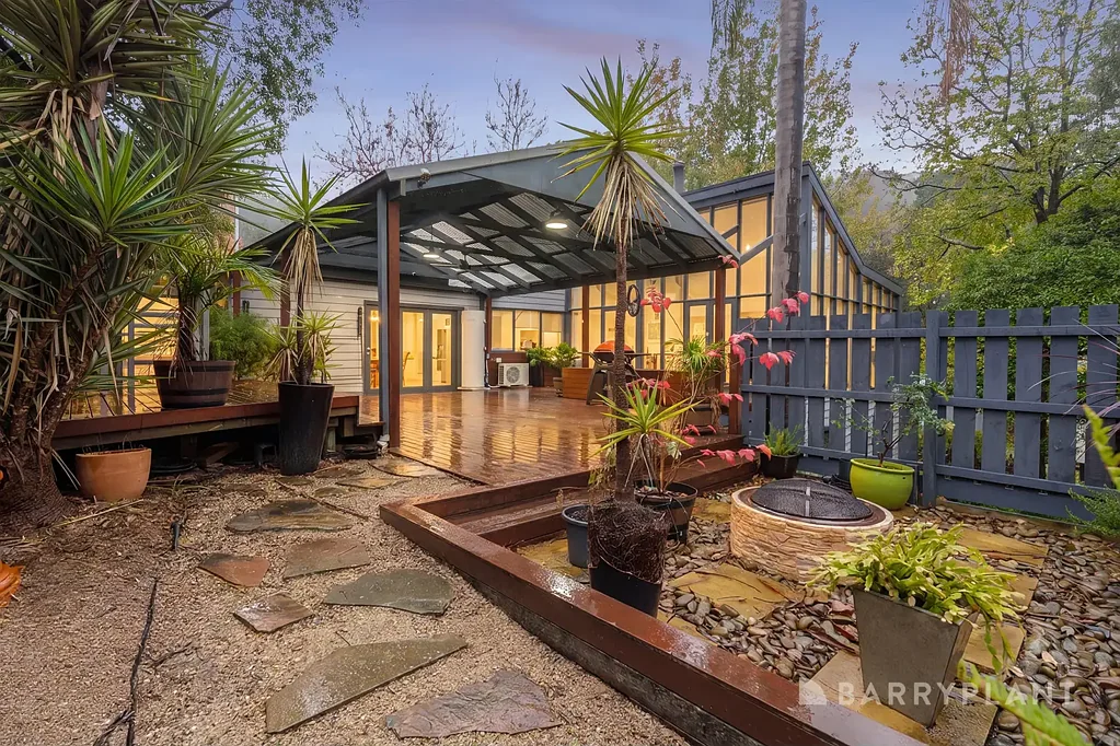 Upper Ferntree Gully 4房 Dandenong山脚宁静  复式四卧宽敞  主卧步入衣帽  高天采光客厅  壁炉温暖舒适  优质电器厨房  露台全年娱乐  梯田后院火坑  便利停车双库  近公园学校站 * Sale by Set Date on Monday 15th June at 6pm (unless sold prior) *