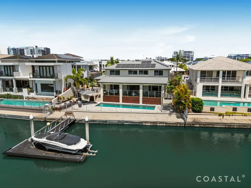 Biggera Waters 5Zimmer Unrivalled north-facing waterfront residence on exclusive island precinct.