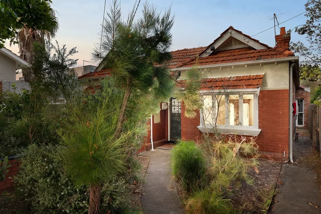 St Kilda 3房 秘密街道海湾近 爱德华风格 精心翻新 扩建宽敞 主卧套间 采光走廊 厨房岛台 折叠门后院 北向庭院 双车停车位 棕榈树守卫 储物充足 好学区近邻 A family hideaway one block from the bay