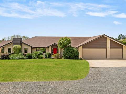 Ramarama 4房  Welcome to a luxurious, tranquil, rural lifestyle