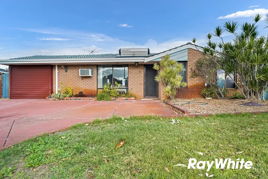 3 X 1 FAMILY HOME WITH 2 LIVING SPACES!!