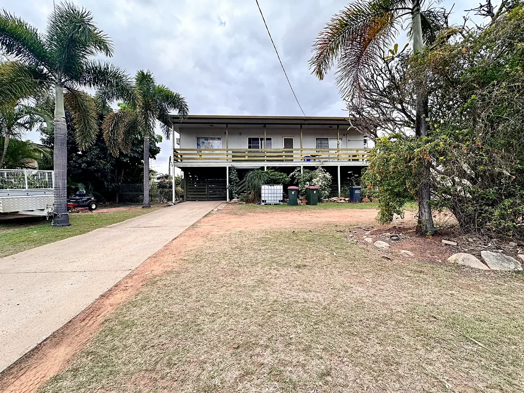 Moranbah 4 Bedroom 4 BEDROOM HOME IN MORNABAH!