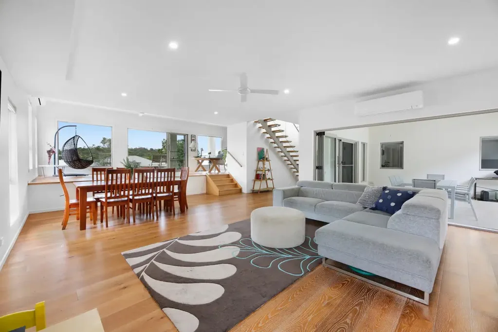 Reedy Creek 4Zimmer Contemporary Style, Space and Serenity in a Sought-After Estate