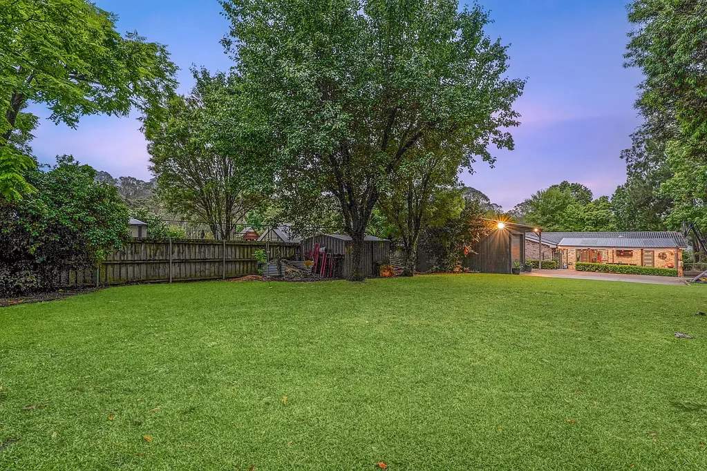 Kurrajong 4房 宁静家庭区域 4卧单层宅 3车位双车库 宽敞户外空间 现代厨房 浴室翻新 接近便利设施 Space, Style & a Stunning Yard for the Whole Family