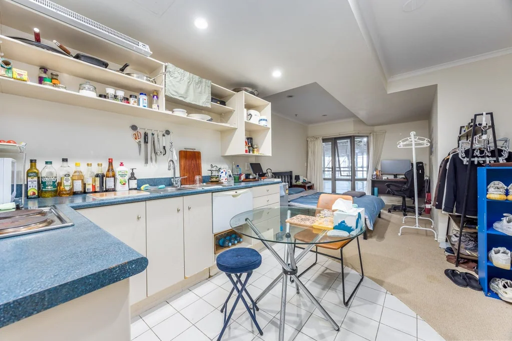 Sunny Studio Living in Tower Hill
