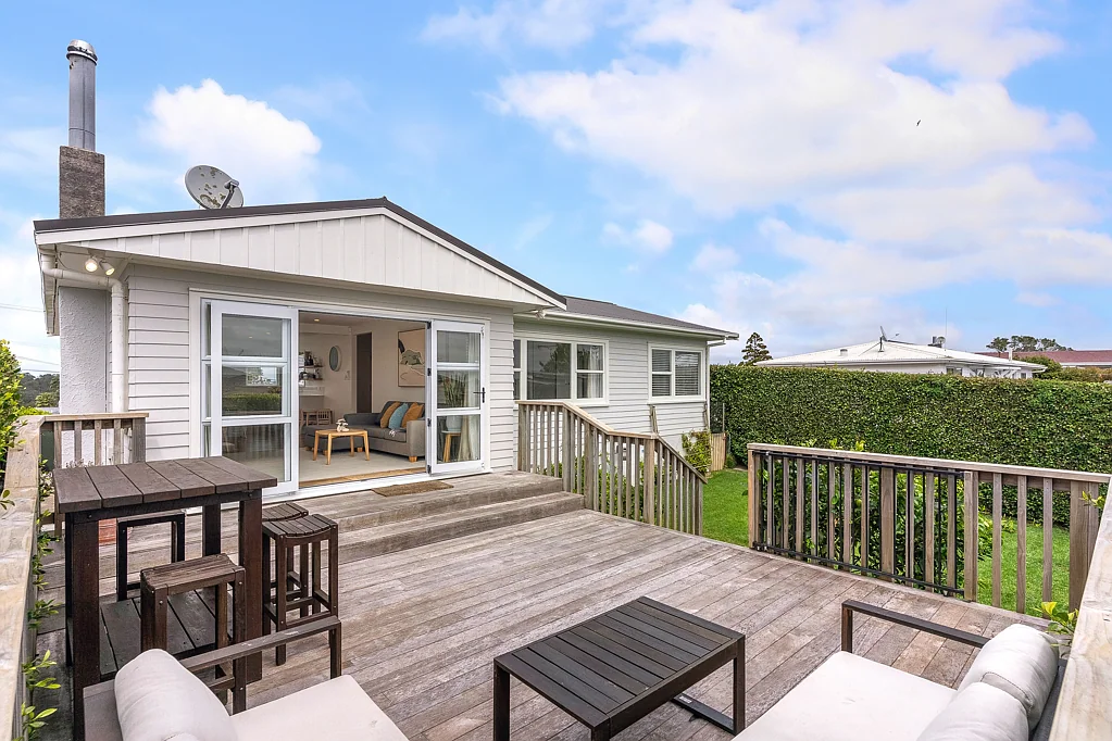 15 Roberts Road, Glenfield, North Shore City, Auckland