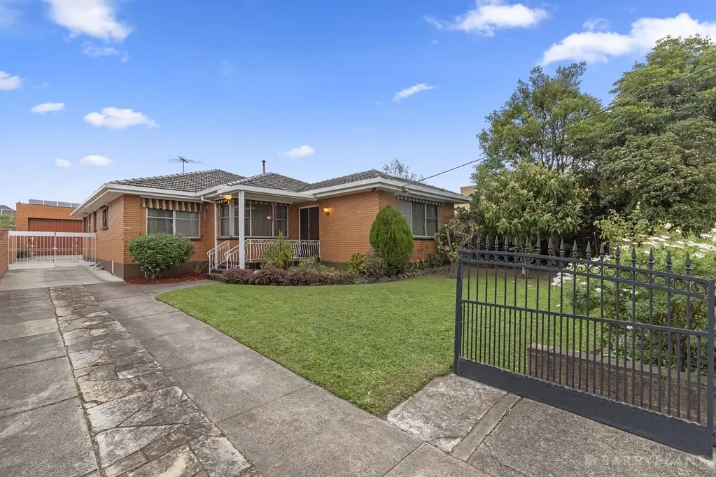 Dandenong 5Kwarto HUGE HOME, MASSIVE GARAGE WORKSHOP AND PRIME LOCATION!