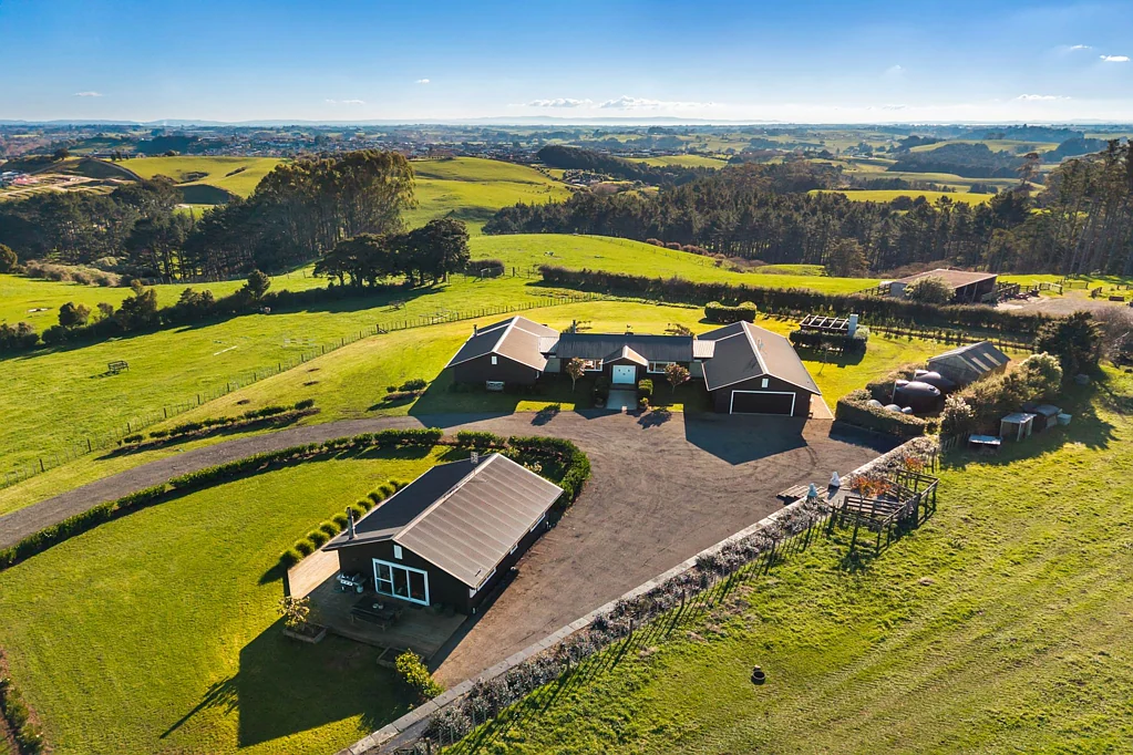Pukekohe East 5房  ELITE CONTEMPORARY HILLTOP HAVEN – SUPERB VIEWS