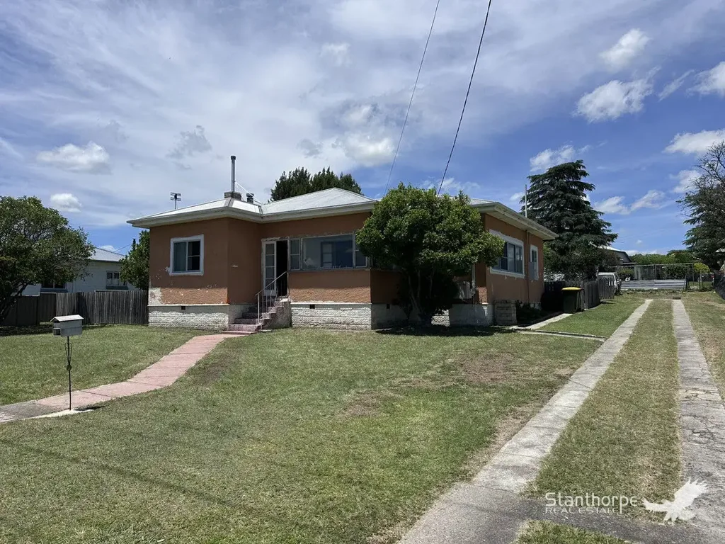 Stanthorpe 3Phòng ngủ STANTHORPE - 3 BEDROOM RENOVATOR SPECIAL IN GREAT POSITION