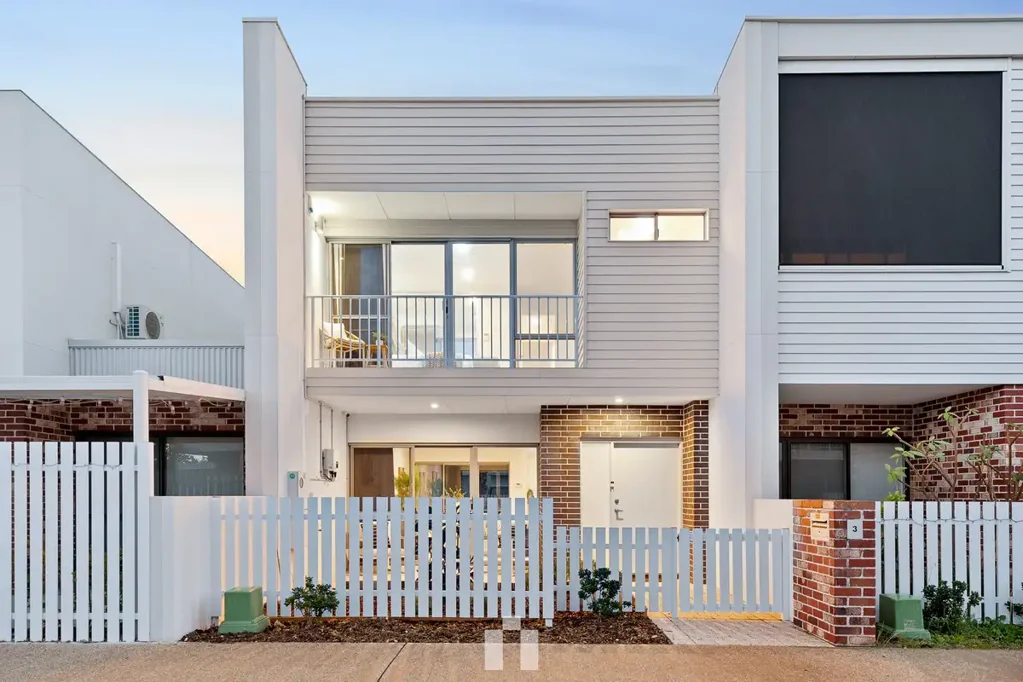 Stylish Dale Alcock-Built Townhouse Overlooking Parklands.