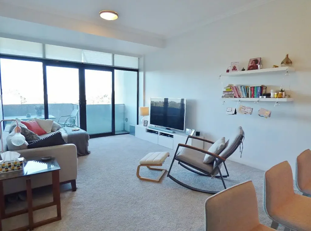 Sweeping Harbour & City views close to station