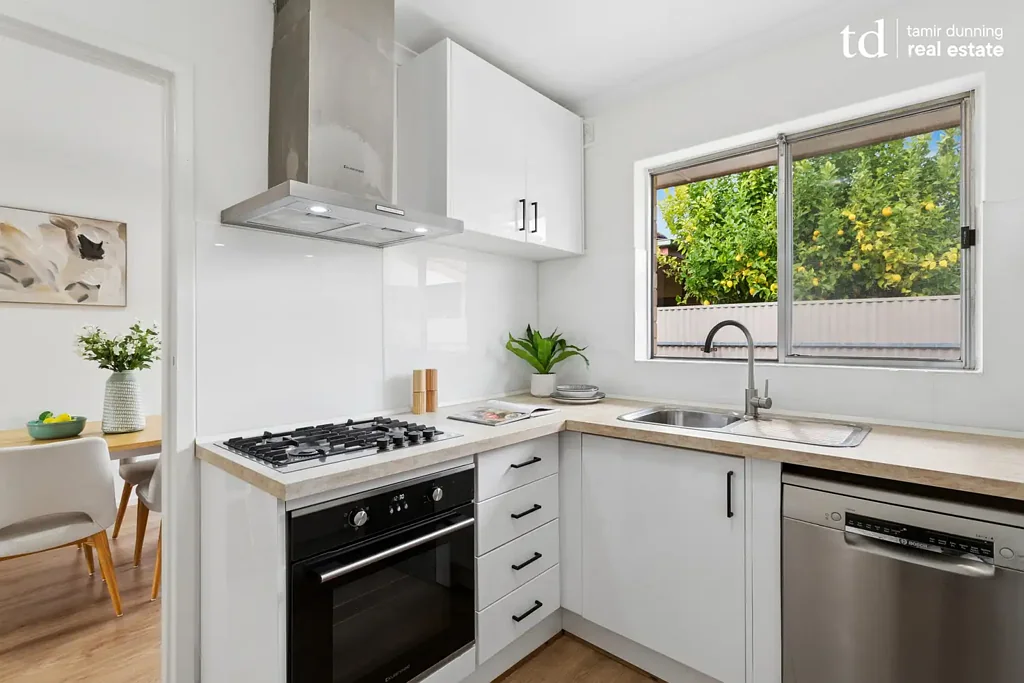 Glynde 2 Slaapkamer Gorgeous and updated Homette with spacious courtyard area.