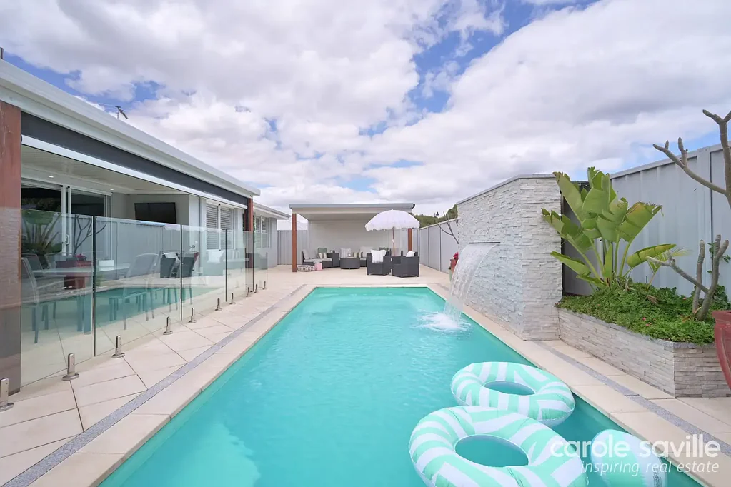 Tapping 4 Slaapkamer Stunning Family Home with Pool & Fabulous Outdoor Entertaining
4 Bedrooms | 2 Bathrooms | Multiple Living Areas | Pool | Gazebo | Alfresco