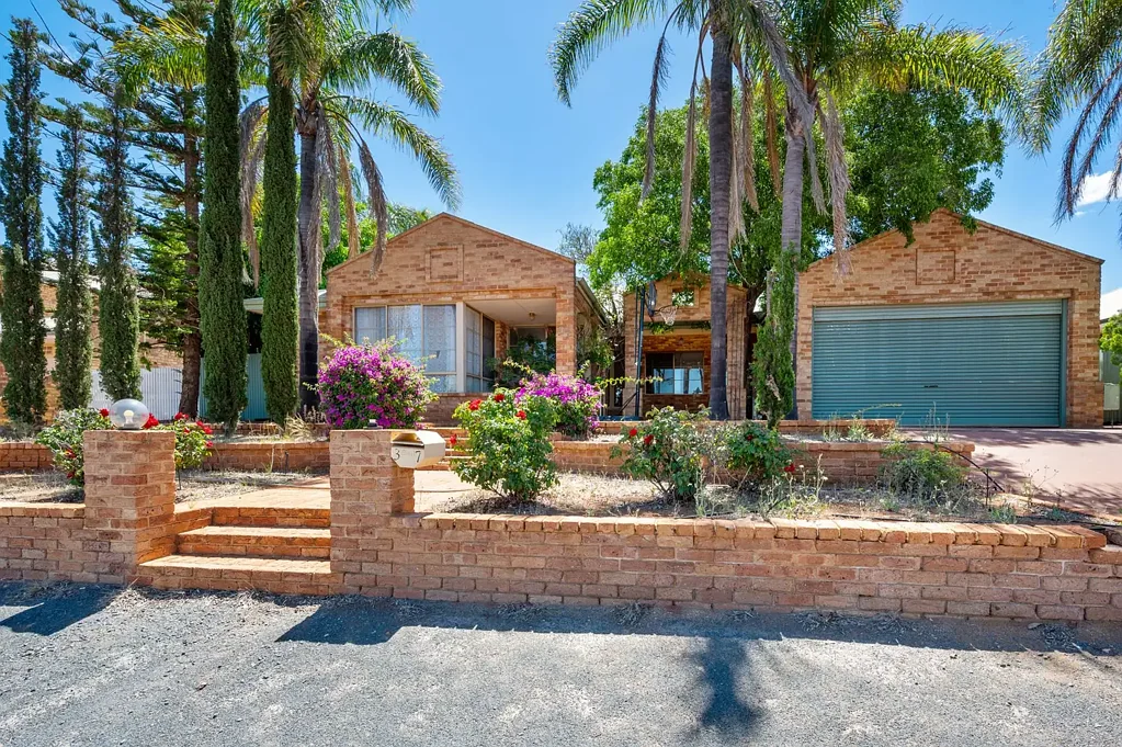 Hannans 5Moenga Minette Hipolito proudly presents 37 Tindals Crescent, Hannans WA.