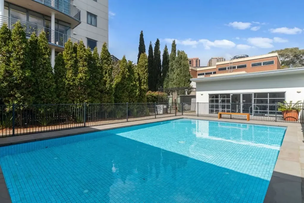 Sem-furnished Huge 2B2B1C Apartment bright with sunlight