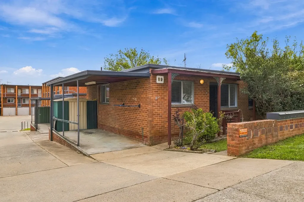 Queanbeyan 2 Bedroom Townhouse Charm: Renovated Living in the heart of Queanbeyan