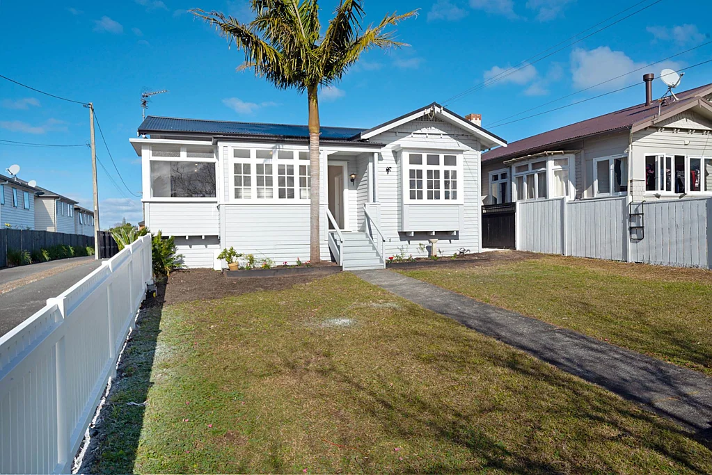 New Lynn 3房 您的梦想家园正等待着您！现代舒适+经典韵味，步行即至学校，出行便捷！ Your Dream Home Awaits!
