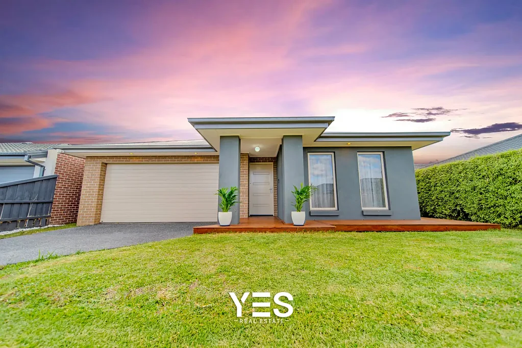 Clyde North 4 Bedroom Stylish Family Living in Prime Location - SOLAR Panels!  Steel Frame! Low Maintenance!