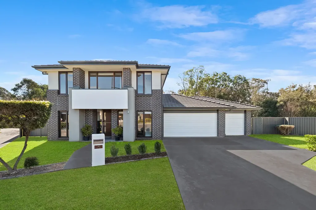 Harrington Park 4房 Harrington Park 800 平方米地块上的奢华、宽敞与生活方式 Luxury, Space & Lifestyle on a Prized 800sqm Block.