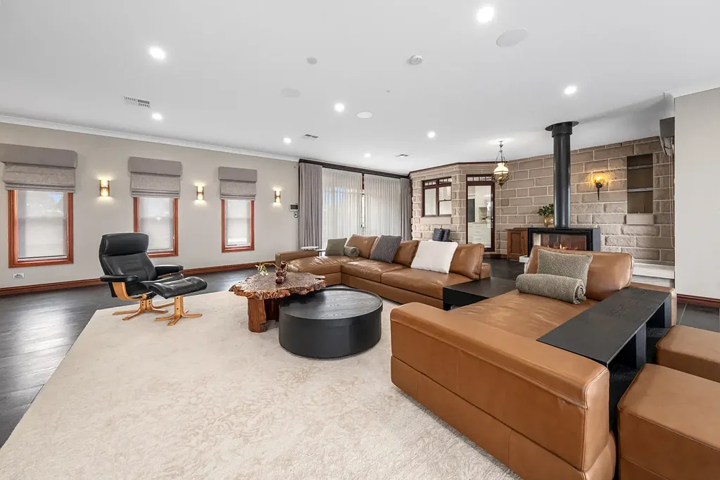 East Kurrajong 5कमरा Picture-Perfect Home with Impeccable Finishes